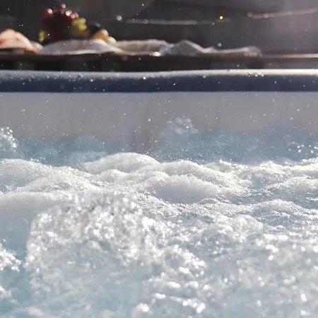 Robin Cabin With Hot Tub GLOUCESTERSHIRE Exterior photo